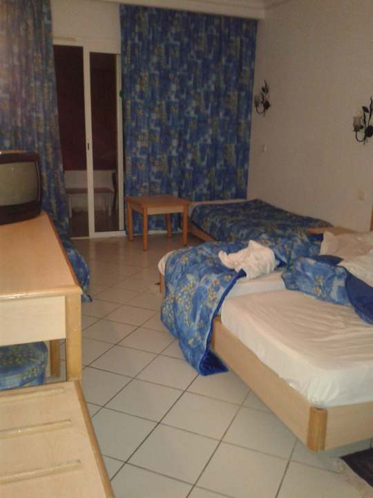 4 Bettzimmer mit Balkon und Poolblick Hotel Nesrine