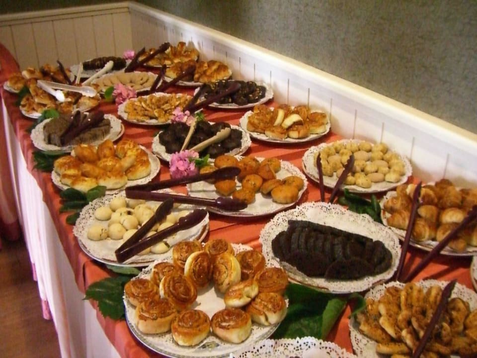 Kuchen und Teilchenauswahl im Cafe Trendy Aspendos Beach Hotel