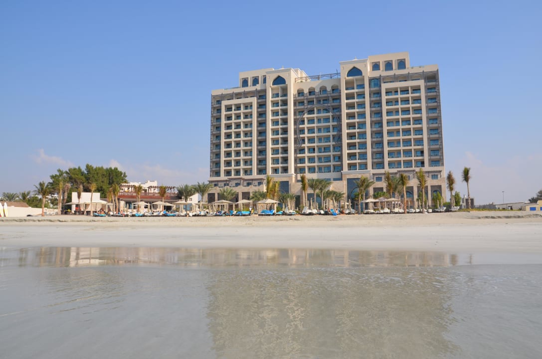 Blick vom Strand auf das Hotel Ajman Saray, a Luxury Collection Resort