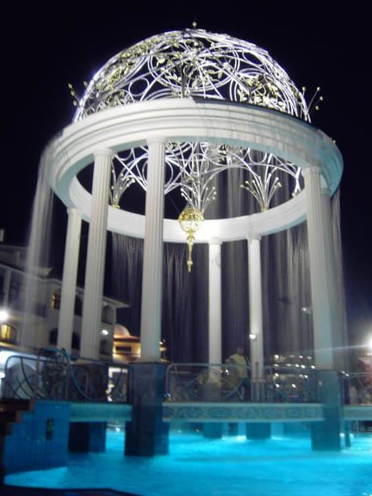 Pavillion bei Nacht Helena Sands