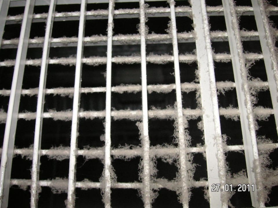 Verdrecktes Lüftungsgitter der Klimaanlage Blau varadero - Adults only