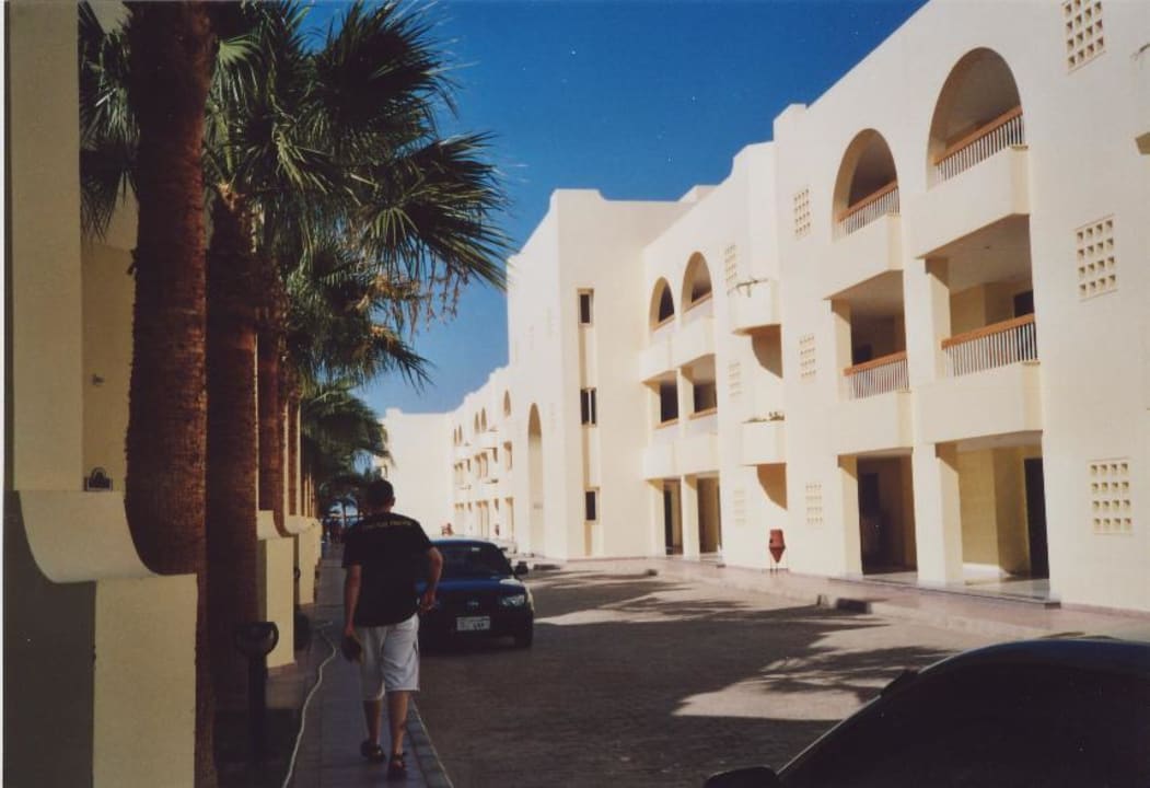 Neues Nebengebäude rechts, links alte Bungalows Palm Beach Resort