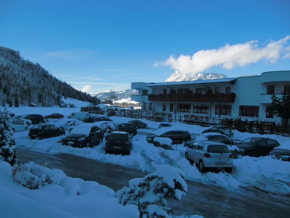 Parkplatz im Schnee Wellnesshotel ...liebes Rot-Flüh