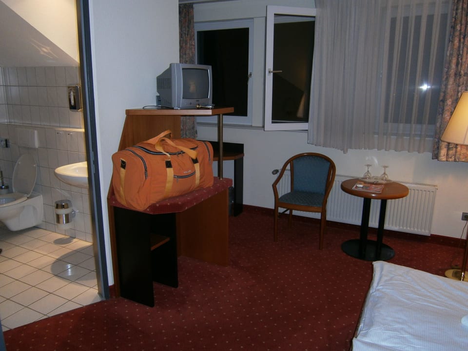 Großes sauberes Zimmer Hotel Amadeus ROYAL Berlin