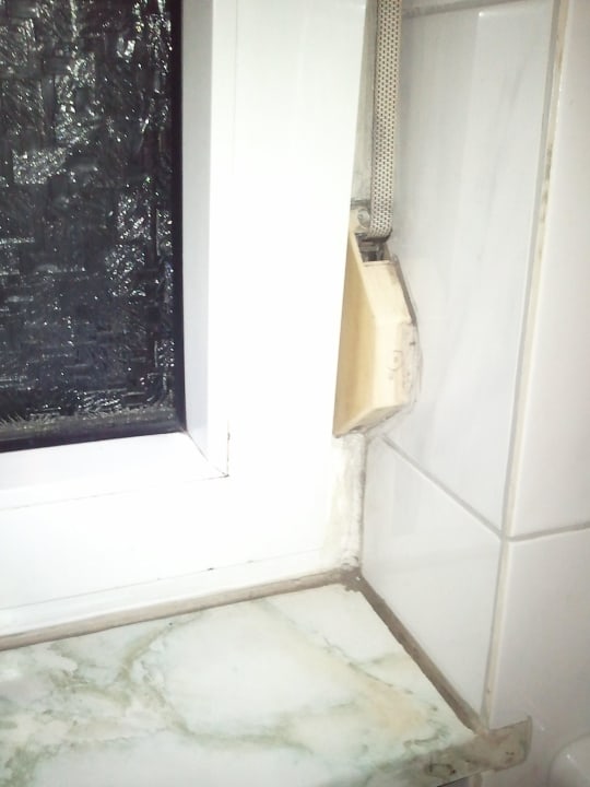 Badfenster und Ablage Hotel Maurer