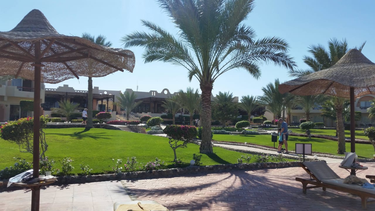 Blick aus dem Garten zum Restaurant mit Terrasse  Three Corners Sea Beach Resort