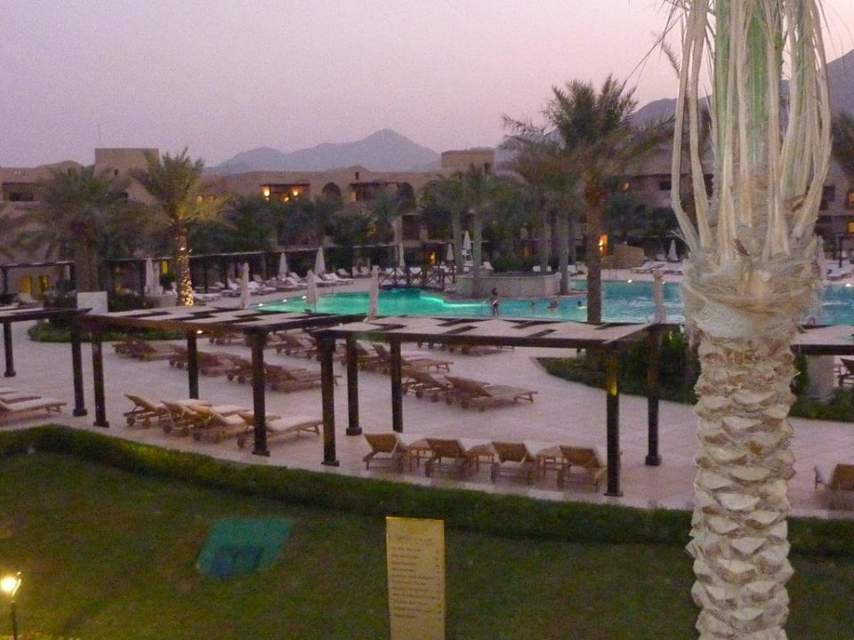 Pool Dämmerung Miramar Al Aqah Beach Resort