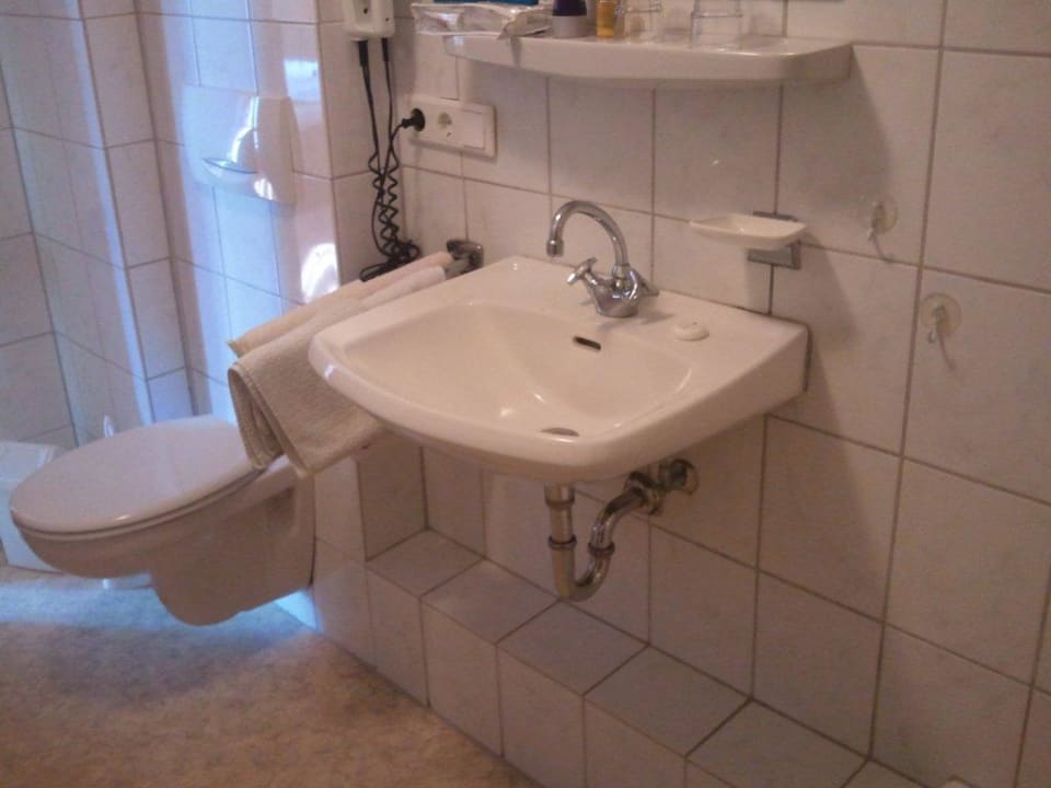 Veralteter Bad-Standard im "Komfort"zimmer Kurhaus Klement