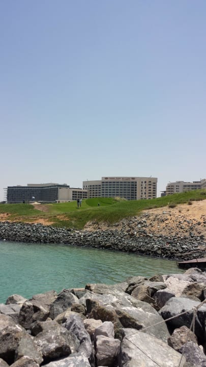 Blick zum Hotel vom Yas Beach Crowne Plaza Hotel Yas Island