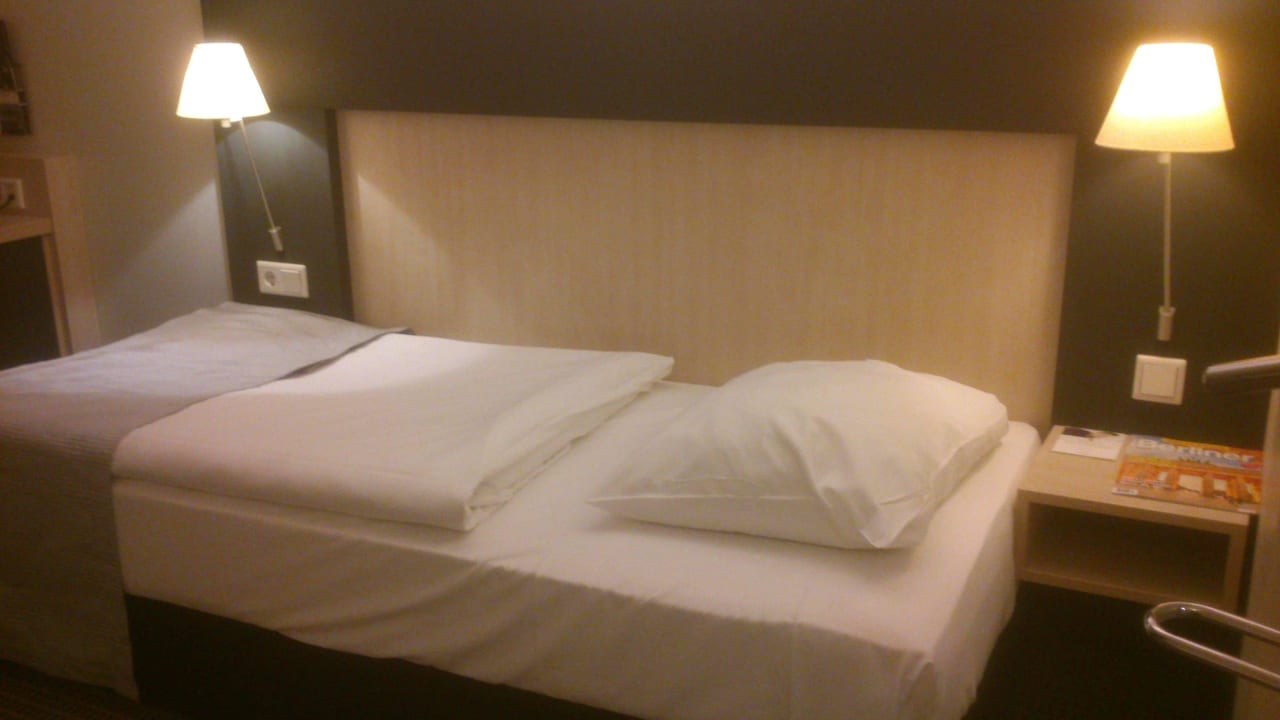 Bett mit zwei Lampen Mercure Hotel Berlin City
