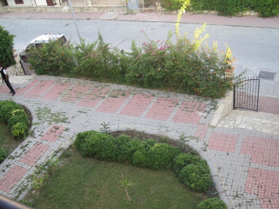 Blick von Balkon im 2. Stock nach unten Hotel Kaya Family Apart