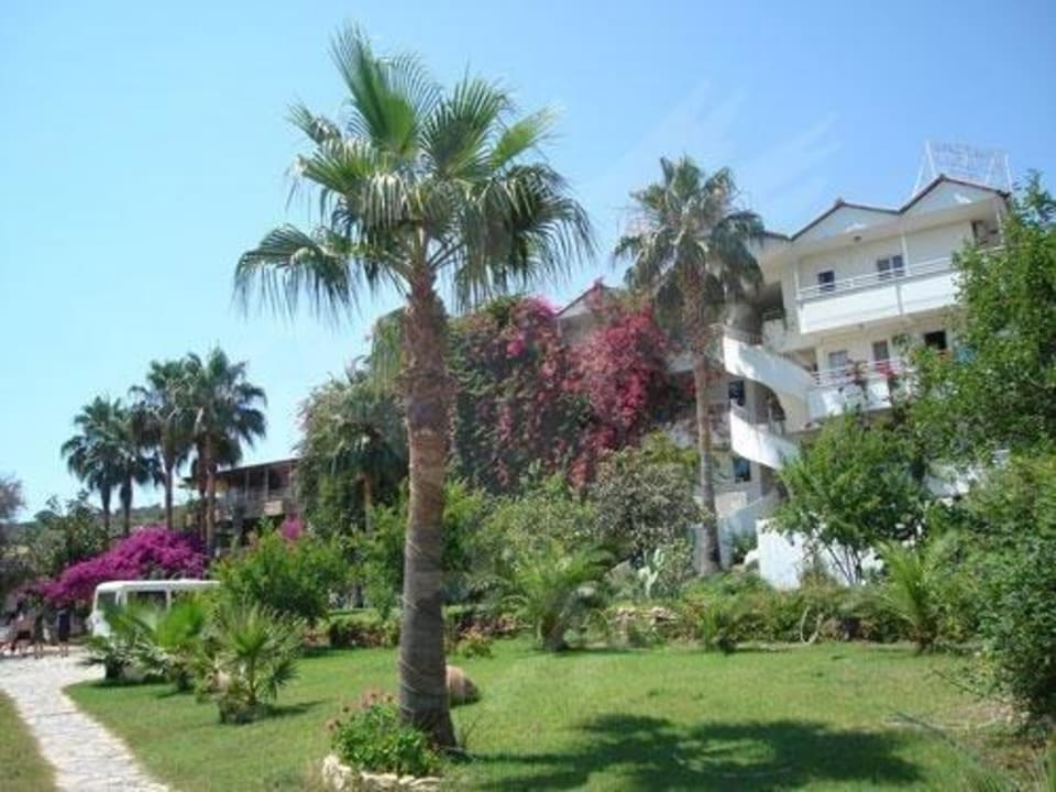 Beautiful garden Hotel Pataros
