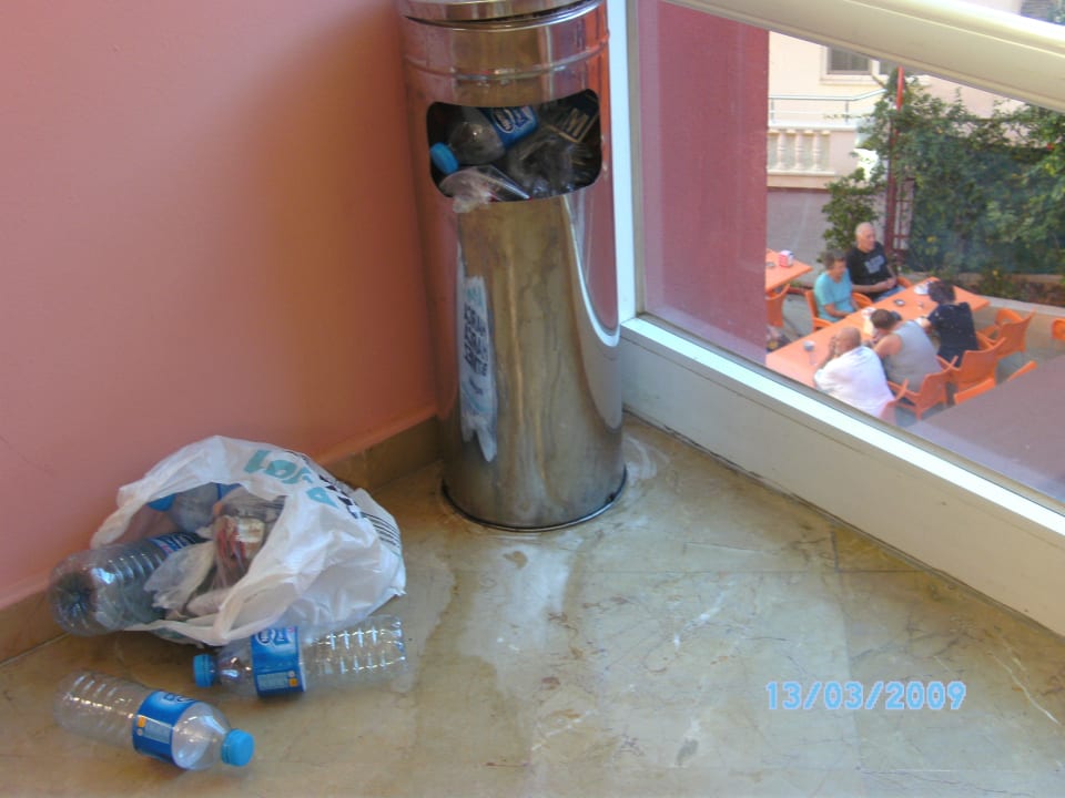 So sah es vor unserem Zimmer im Flur aus! Acar Hotel