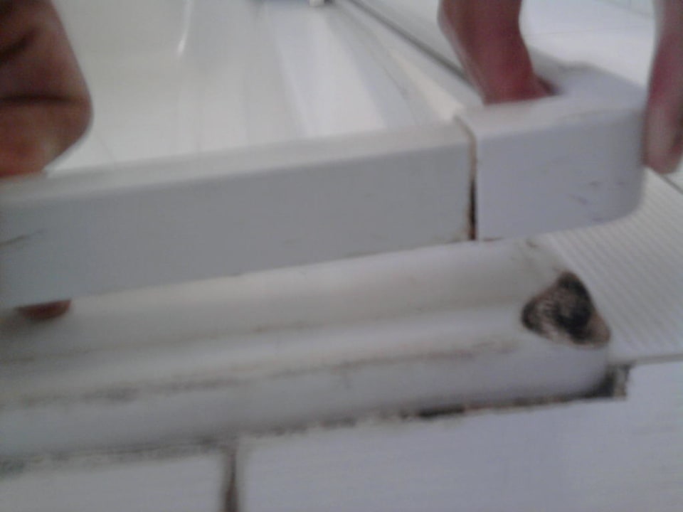 Def. und schimmlige Duschwanne Hotel Danae