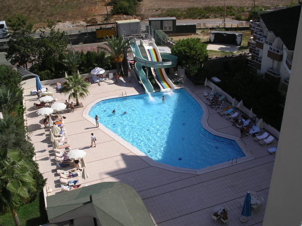 Der Rutschenpool vom Dach gesehen Club Hotel Mirabell