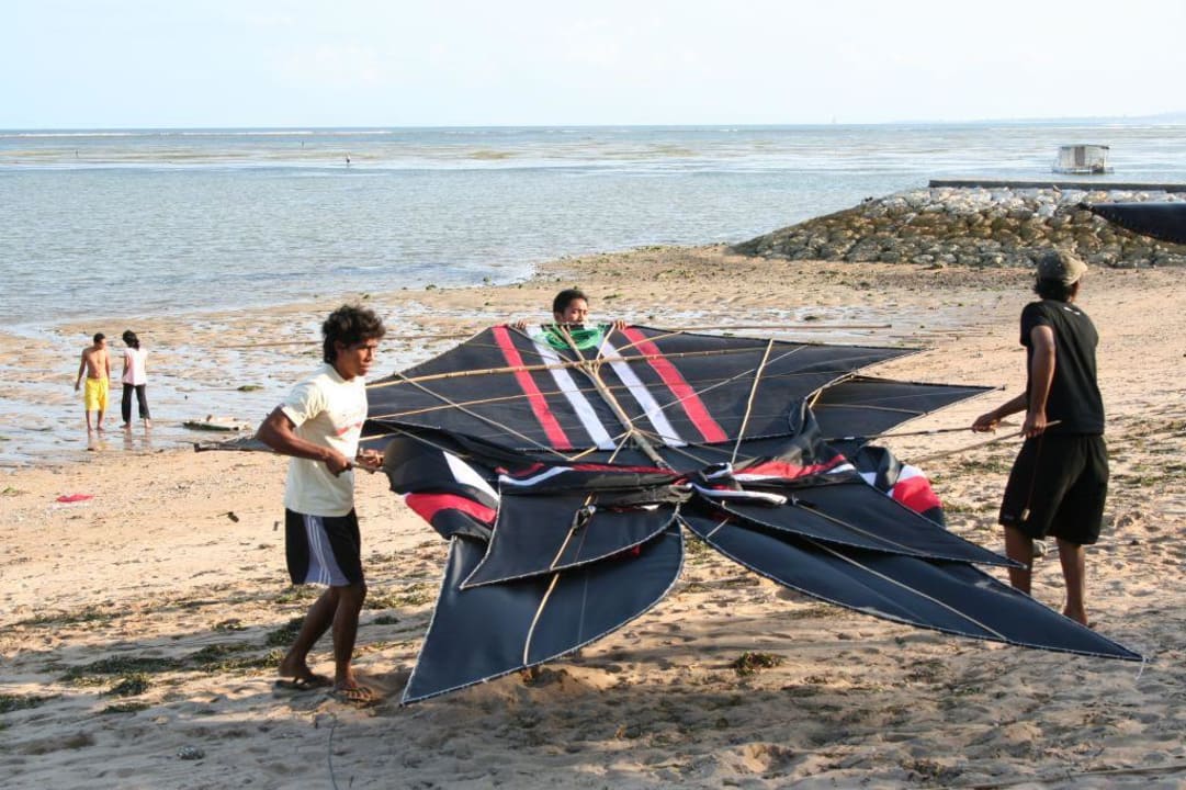 Großes Hobby der Balinesen: Drachen steigen lassen Puri Santrian