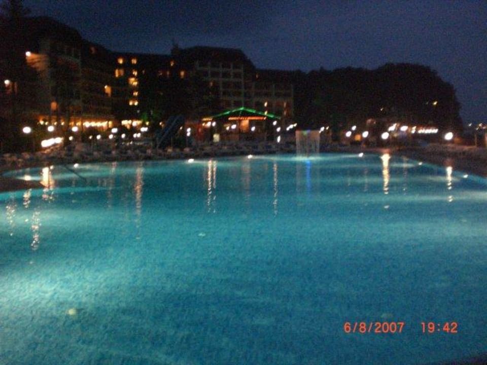 Pool und Hotel am Abend HVD Riviera Beach