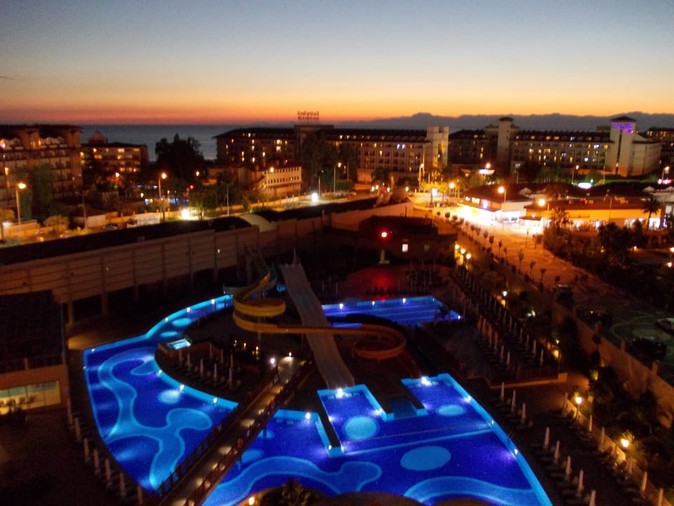 Pool bei Nacht Villa Side Residence