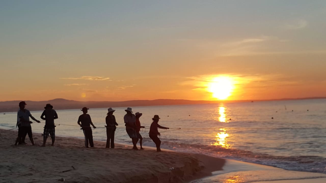 Sonnenaufgang und Fischer Bamboo Village Beach Resort & Spa