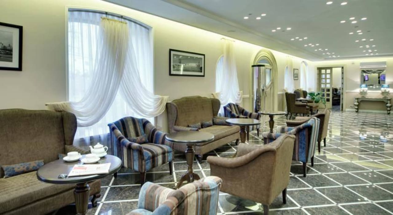 Удобные диваны, элегантный интерьер Hotel Bristol