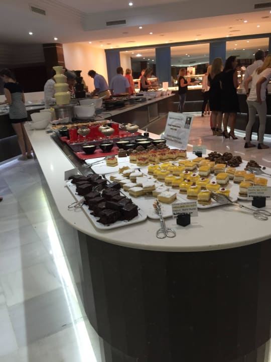 Ein Blick aufs Büffett Hotel Serrano Palace