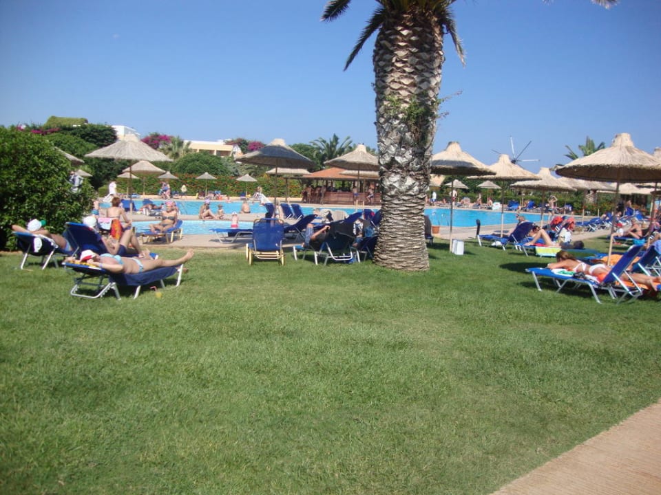 Blick von Gartenanlage zum Pool Anissa Beach & Village