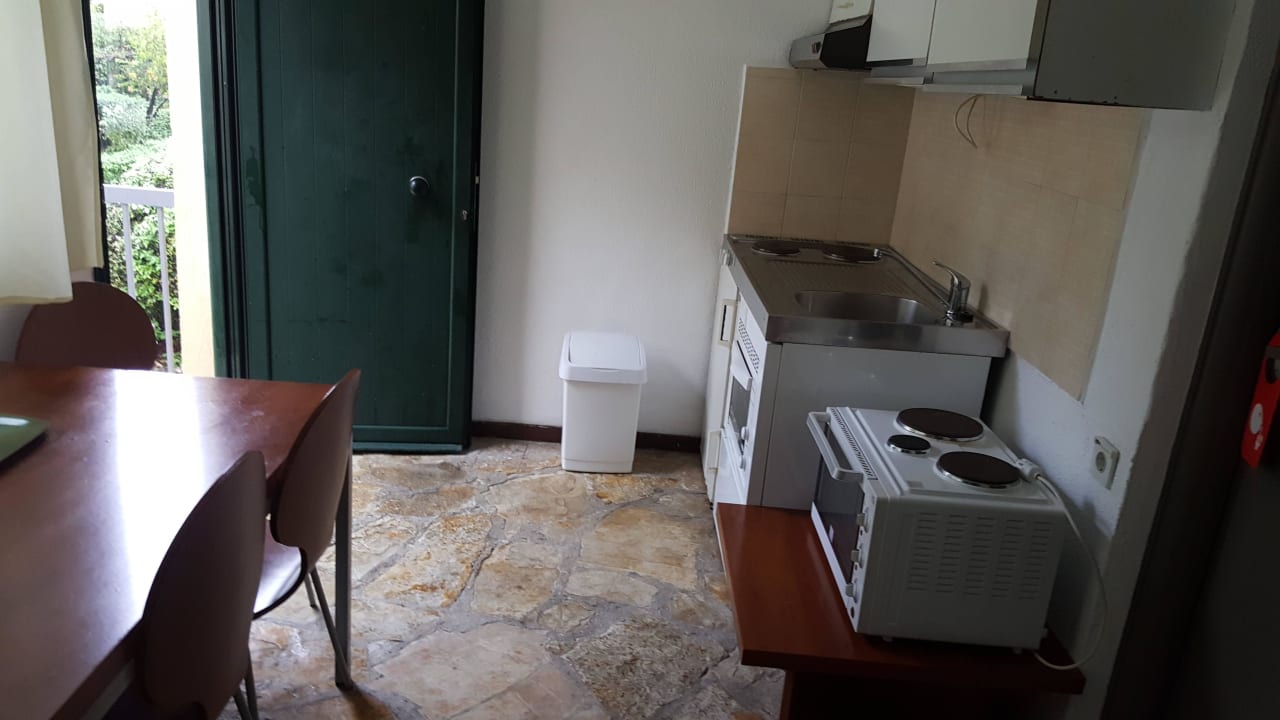 Uralte geruchbelästigende Küche im Vorraum Aeolos Beach Resort