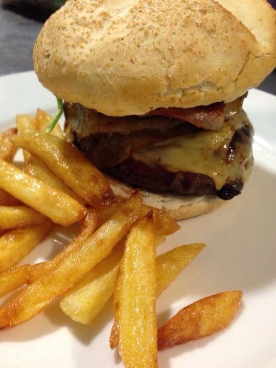 Room service Hamburger Sercotel Amister Art Hotel Barcelona