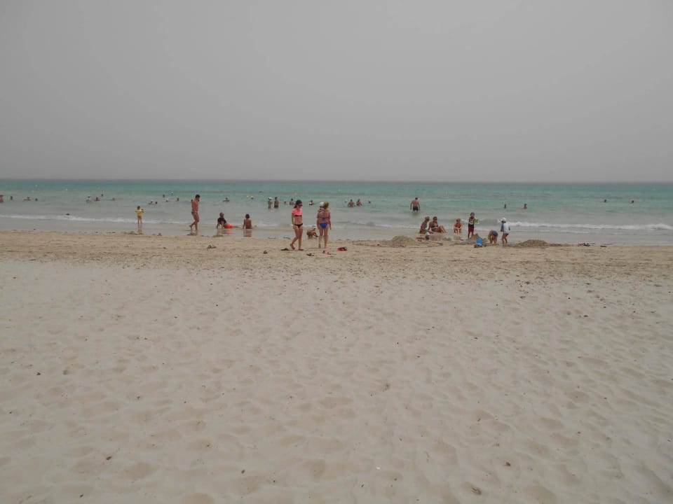 Strand während des Sahara Sturms Hotel Fiesta Beach Djerba