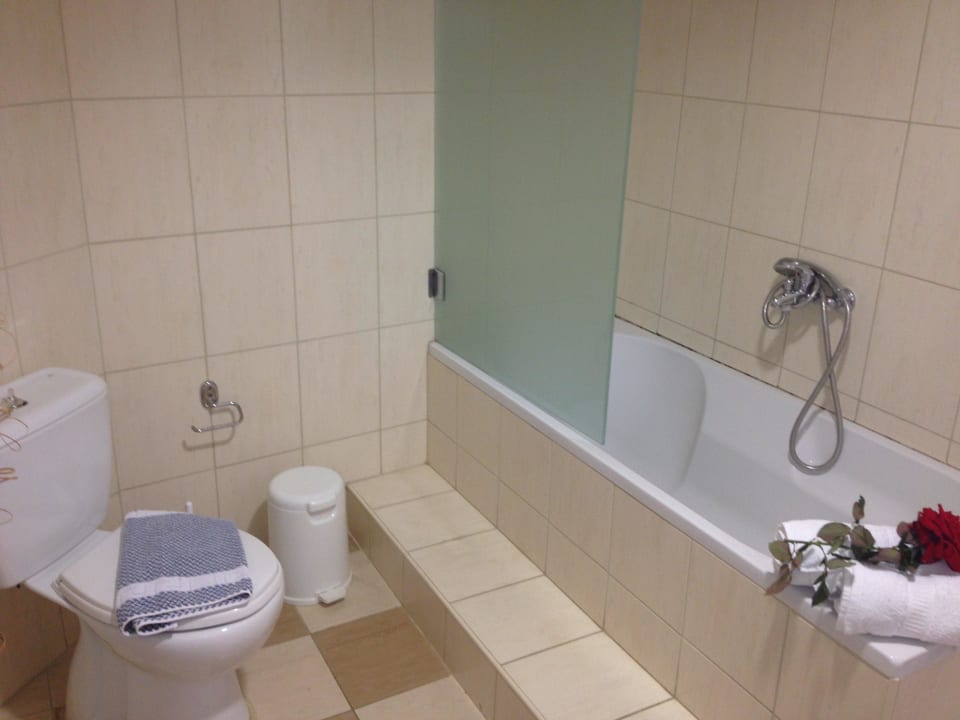 Badezimmer 	 Eurohotel Katrin Suites - Adults only