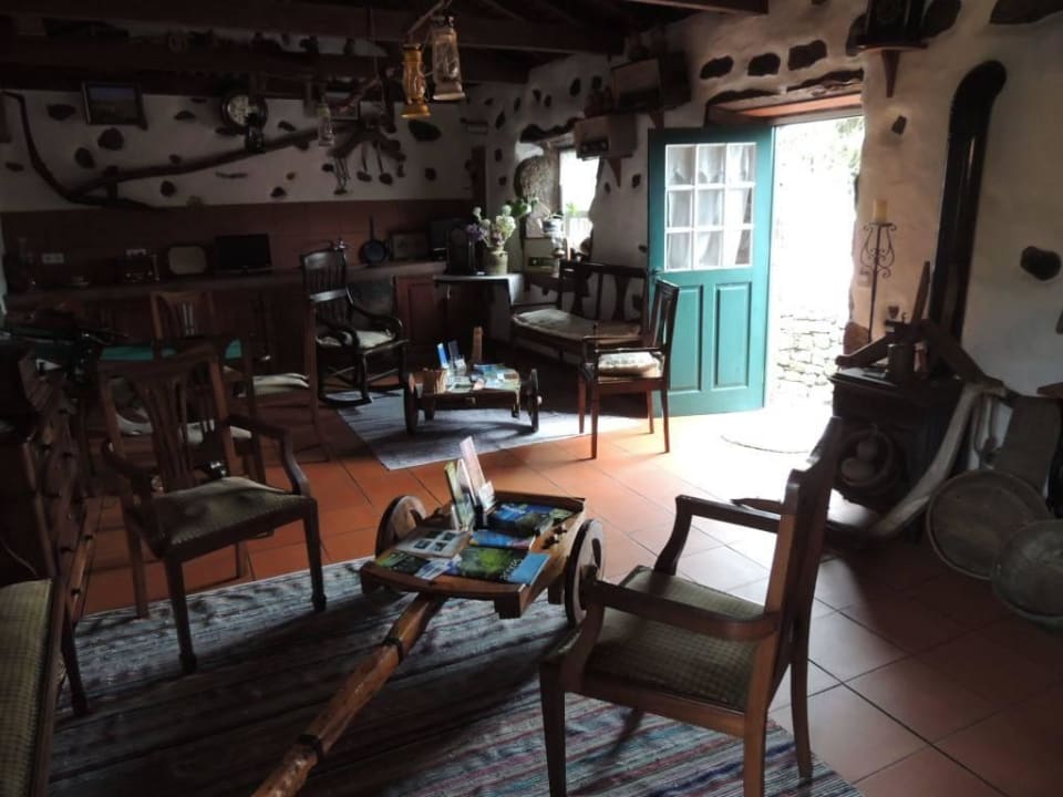 Aufenthaltsbereich neben der Rezeption Hotel Aldeia da Cuada