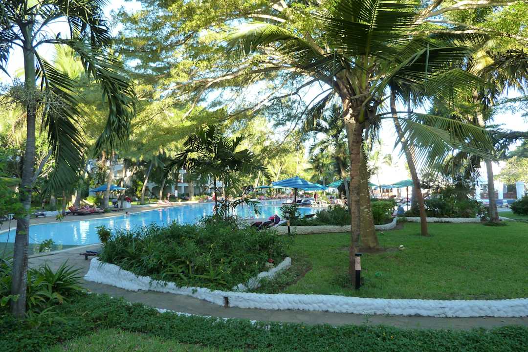 Garten und vorderer Pool  Hotel Southern Palms Beach Resort