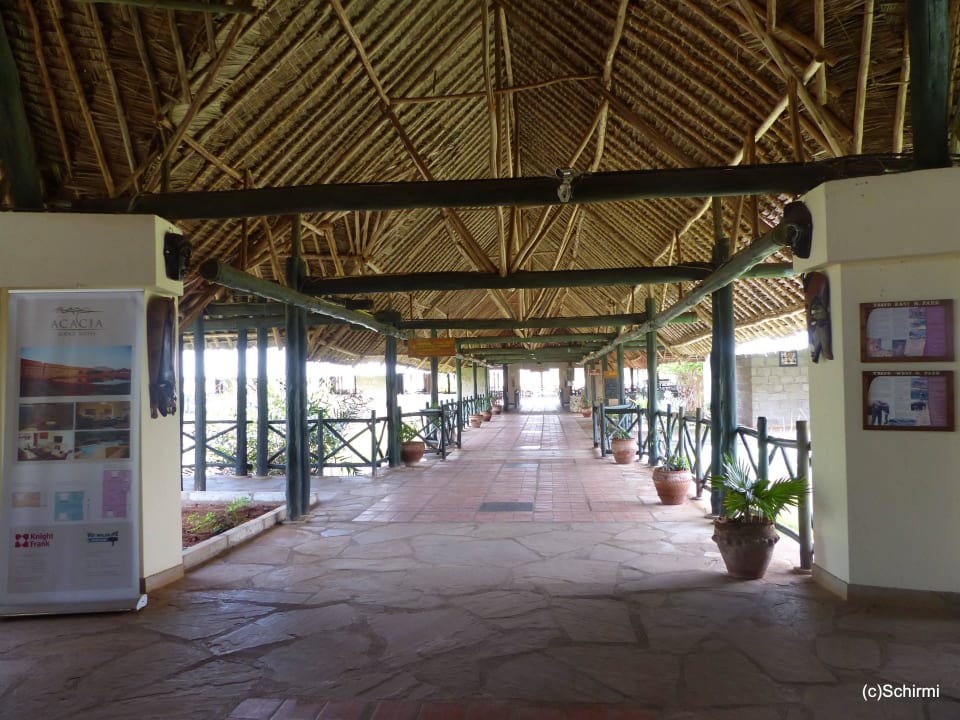 Weg zur Bar Voi Wildlife Lodge