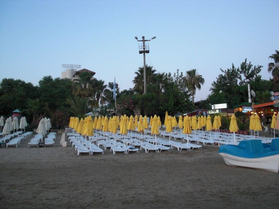 Liegen am Strand Side Bay Hotel