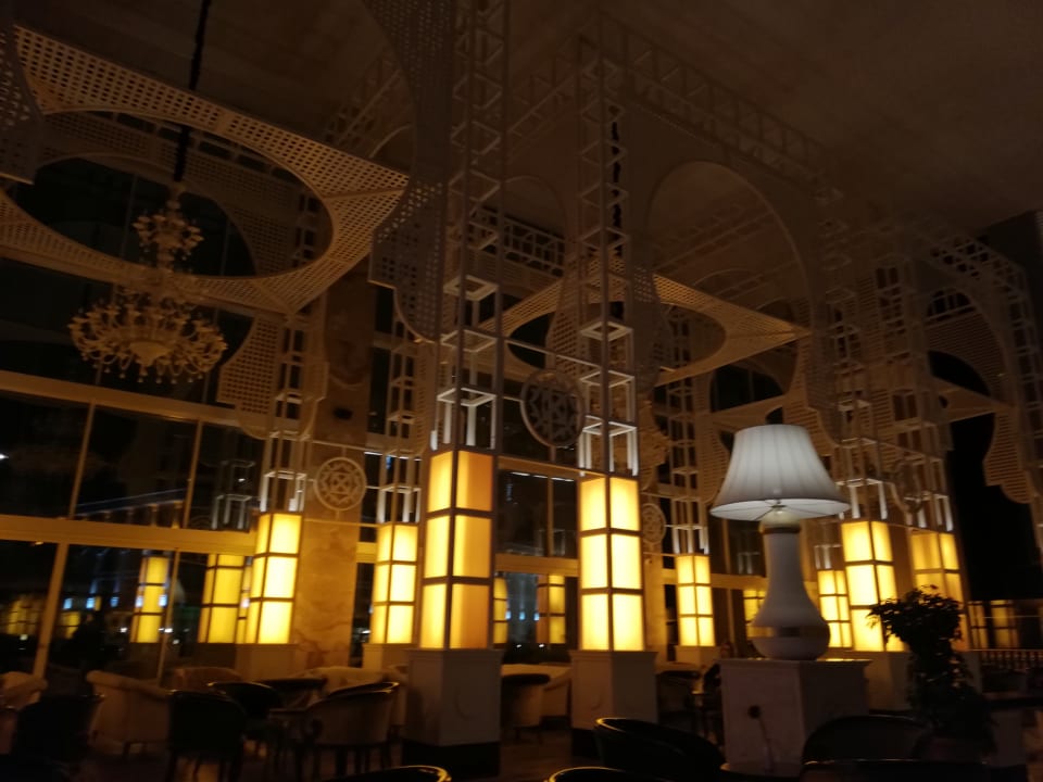 Lobby Well Palace Side