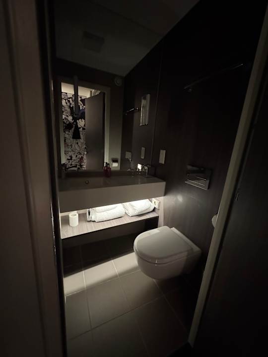 Zimmer Moxy London Heathrow Airport
