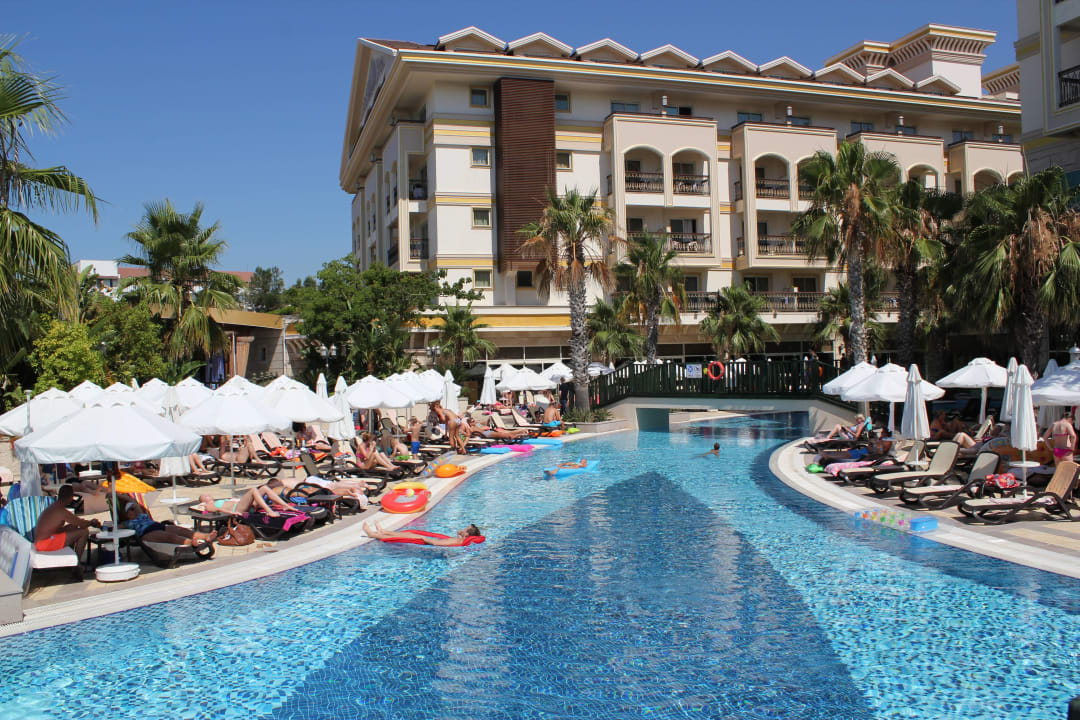 Pool mit Blick auf das Hotel Diamond Excellence Resort & Spa