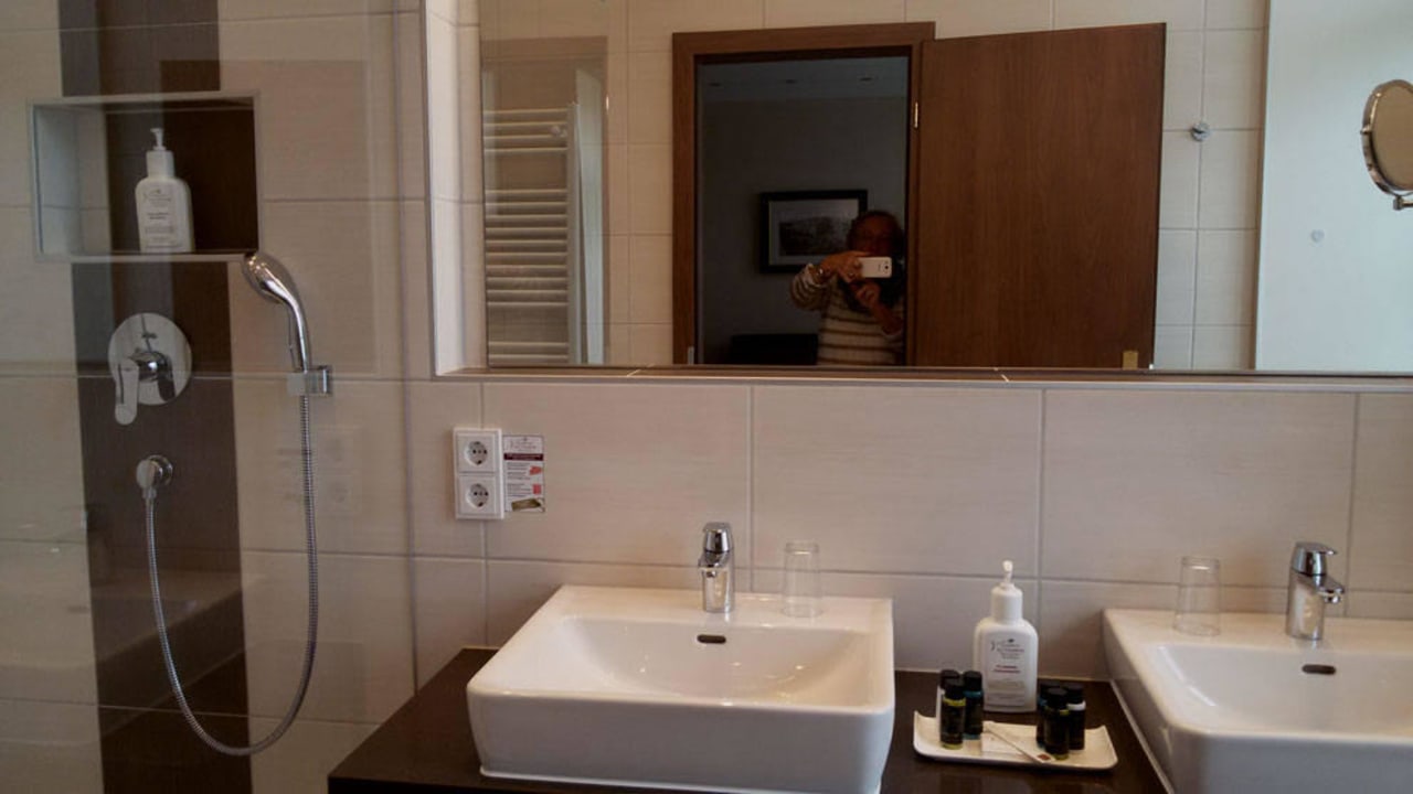 Bad im Gästezimmer Hotel Kaiserhof Victoria