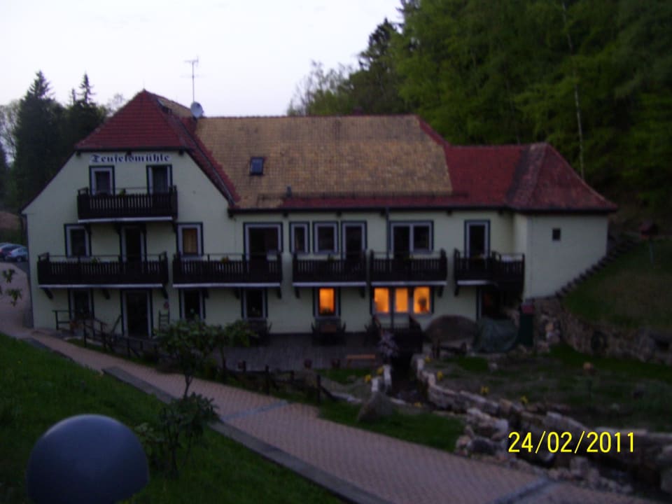 Hotelansicht mit Gartenanlage Gasthof & Hotel Teufelsmühle