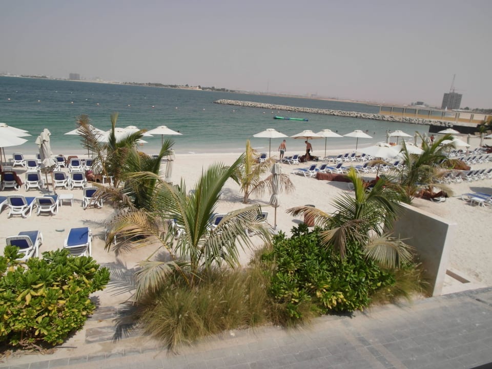 Blick auf den strand DoubleTree by Hilton Resort & Spa Marjan Island