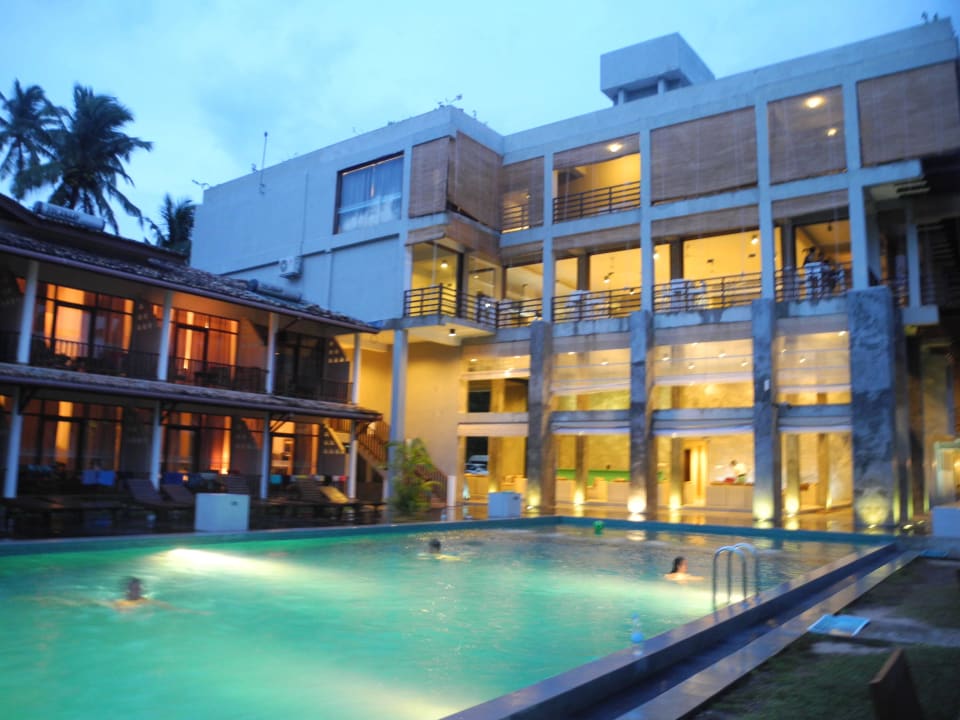 Links Altbau, rechts Neubau Hotel Paradise Beach Club