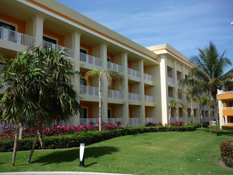 Der Neubau steht quer vor den älteren Gebäuden Bahia Principe Luxury Akumal