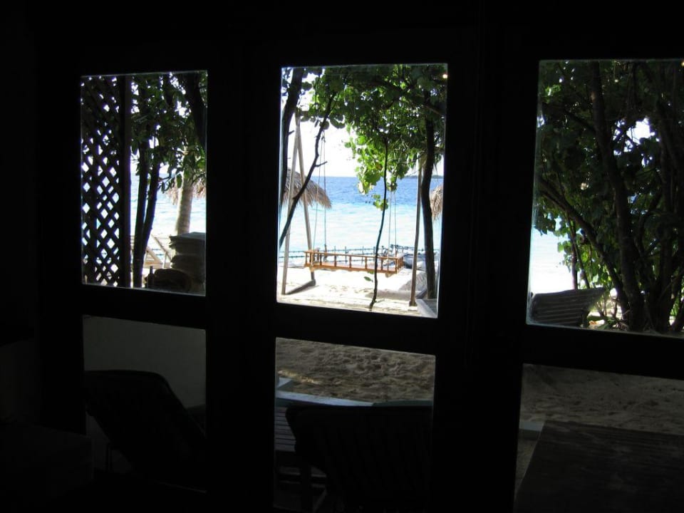 Ausblick aus dem Bungalow auf Sandsäcke NH Collection Maldives Reethi Resort