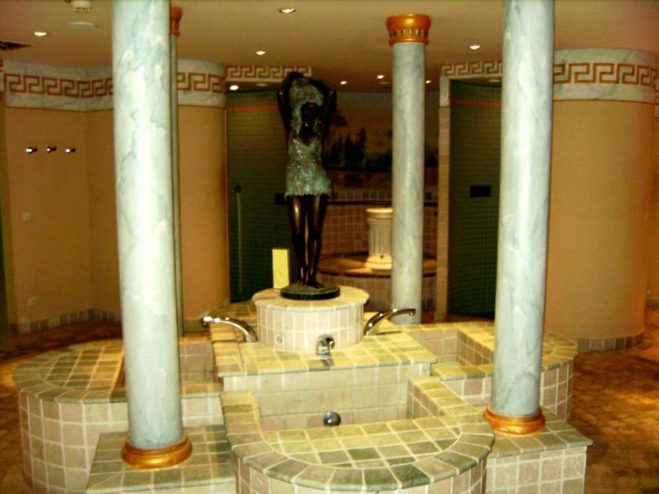 Eine Bronzeplastik in der Mitte der Fußbecken DORMERO Hotel Bonn - Windhagen