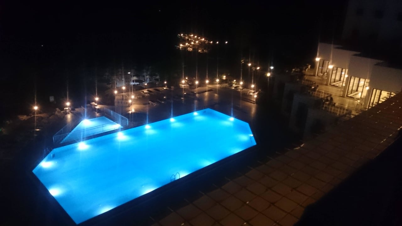 Der Pool bei Nacht Design Plus Seya Beach Hotel