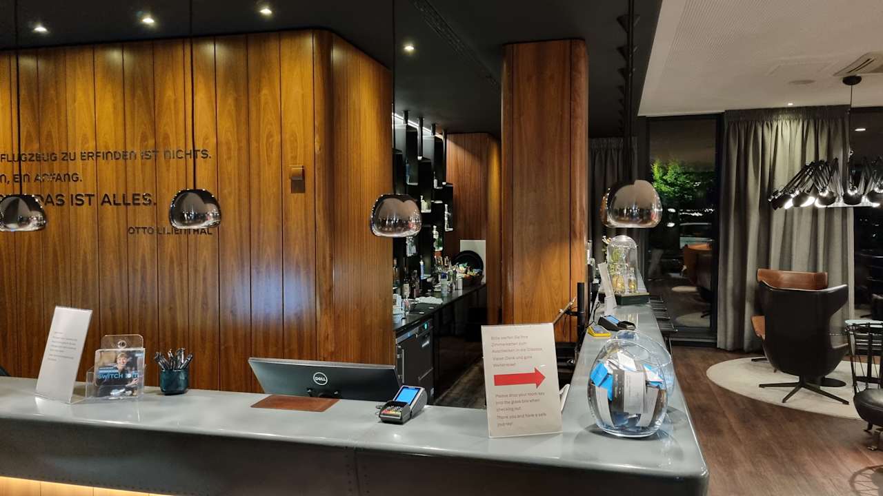 Lobby Motel One Hamburg Airport
