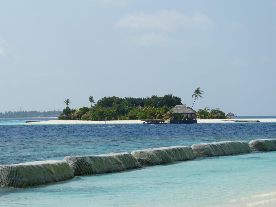 Blick Richtung Lonubo, vorgelagerte Mauern Outrigger Maldives Maafushivaru Resort