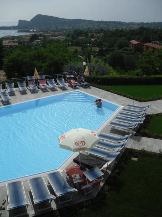Poolanlage aus Sicht Hoteleingang Belvedere