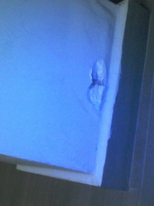 Loch in der Wand im Zimmer (Zimmer502) Balcova Thermal Hotel