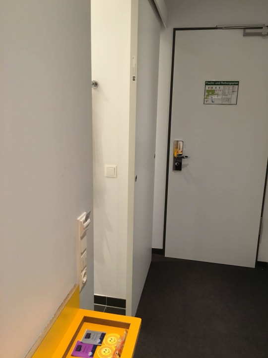 Position Zimmerkartenschalter und Tür B&B Hotel München-Moosach